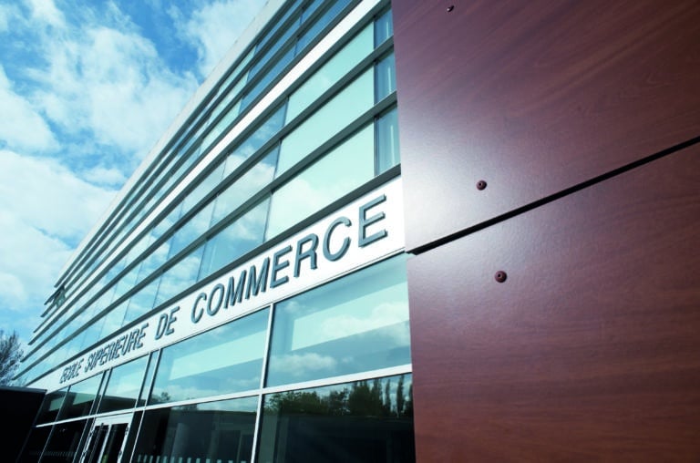 Intégrer une école de commerce n&rsquo;est plus forcément aussi coûteux qu&rsquo;avant
