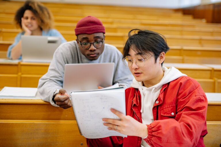 Comment les étudiants peuvent-ils s&rsquo;engager dans la réflexion philosophique ?