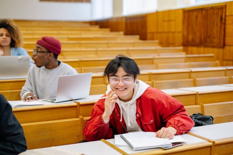 Comment les aspirations humanitaires des étudiants influencent-elles leur parcours universitaire ?