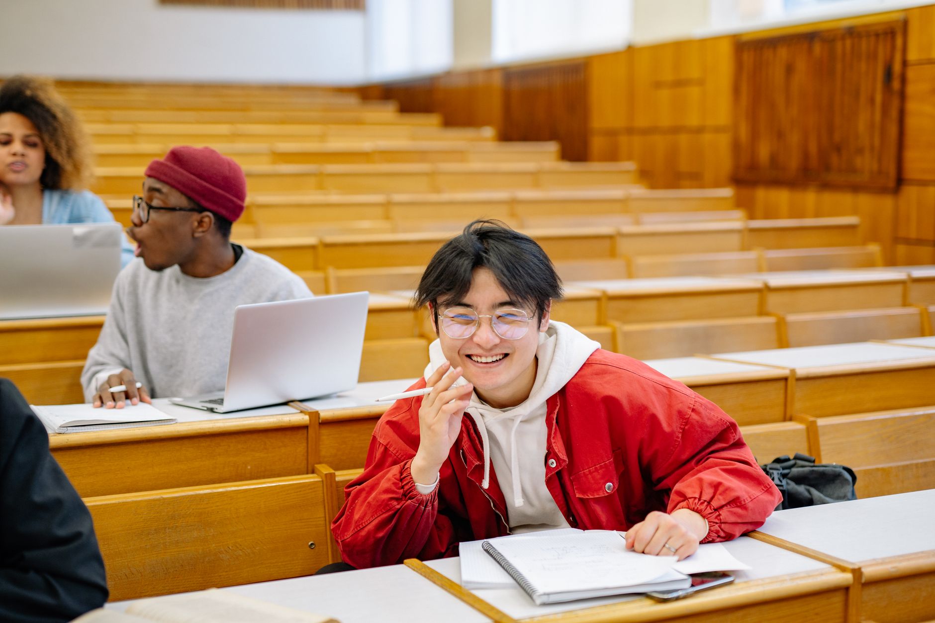 Comment les aspirations humanitaires des étudiants influencent-elles leur parcours universitaire ?