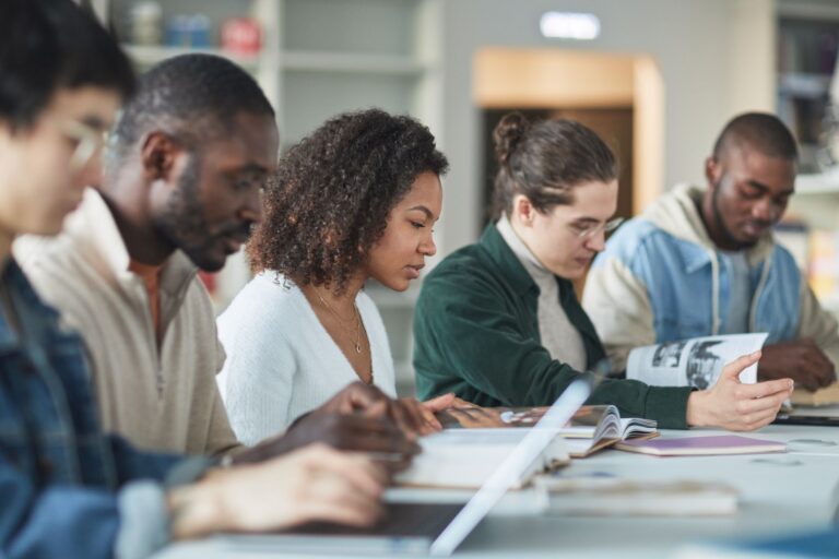 Comment les étudiants peuvent-ils tirer parti des perspectives multiculturelles ?