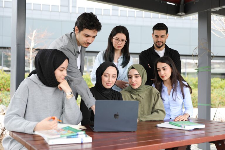 Comment les étudiants répondent-ils aux besoins émergents ?