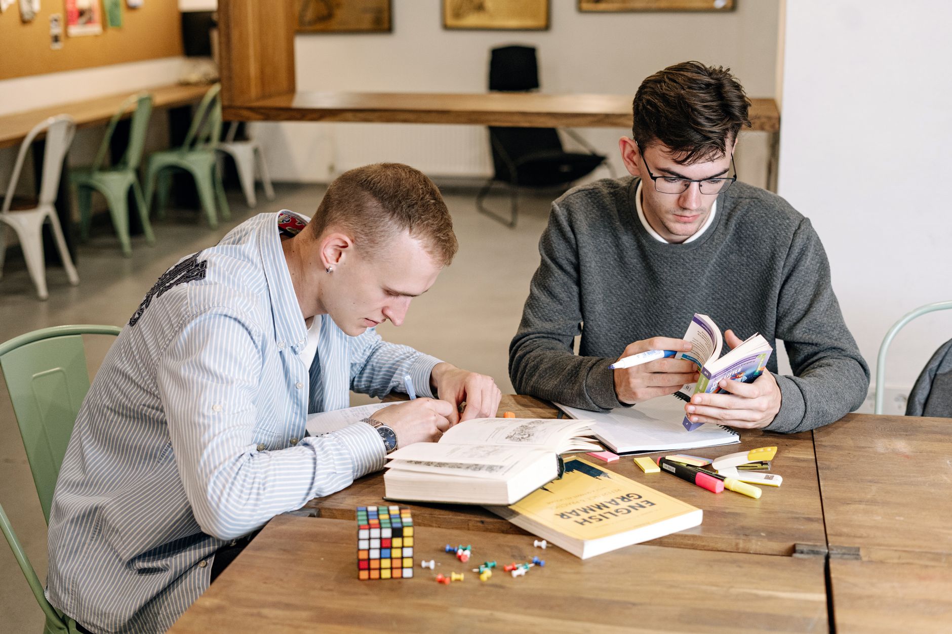 Comment les étudiants peuvent-ils acquérir une compréhension globale de leur domaine d&rsquo;études ?