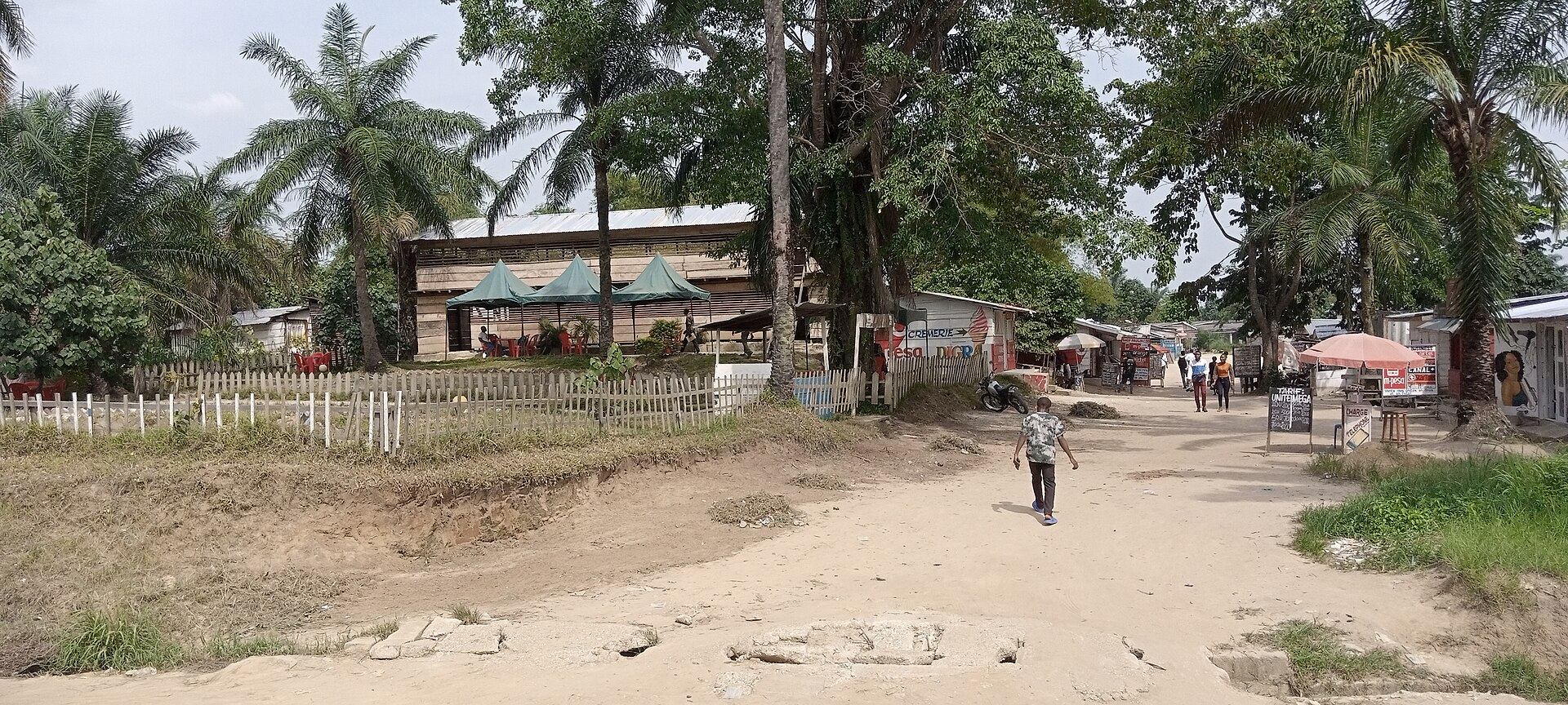 Ceci est une image sur le thème « Maison + Habitat en Afrique » de :