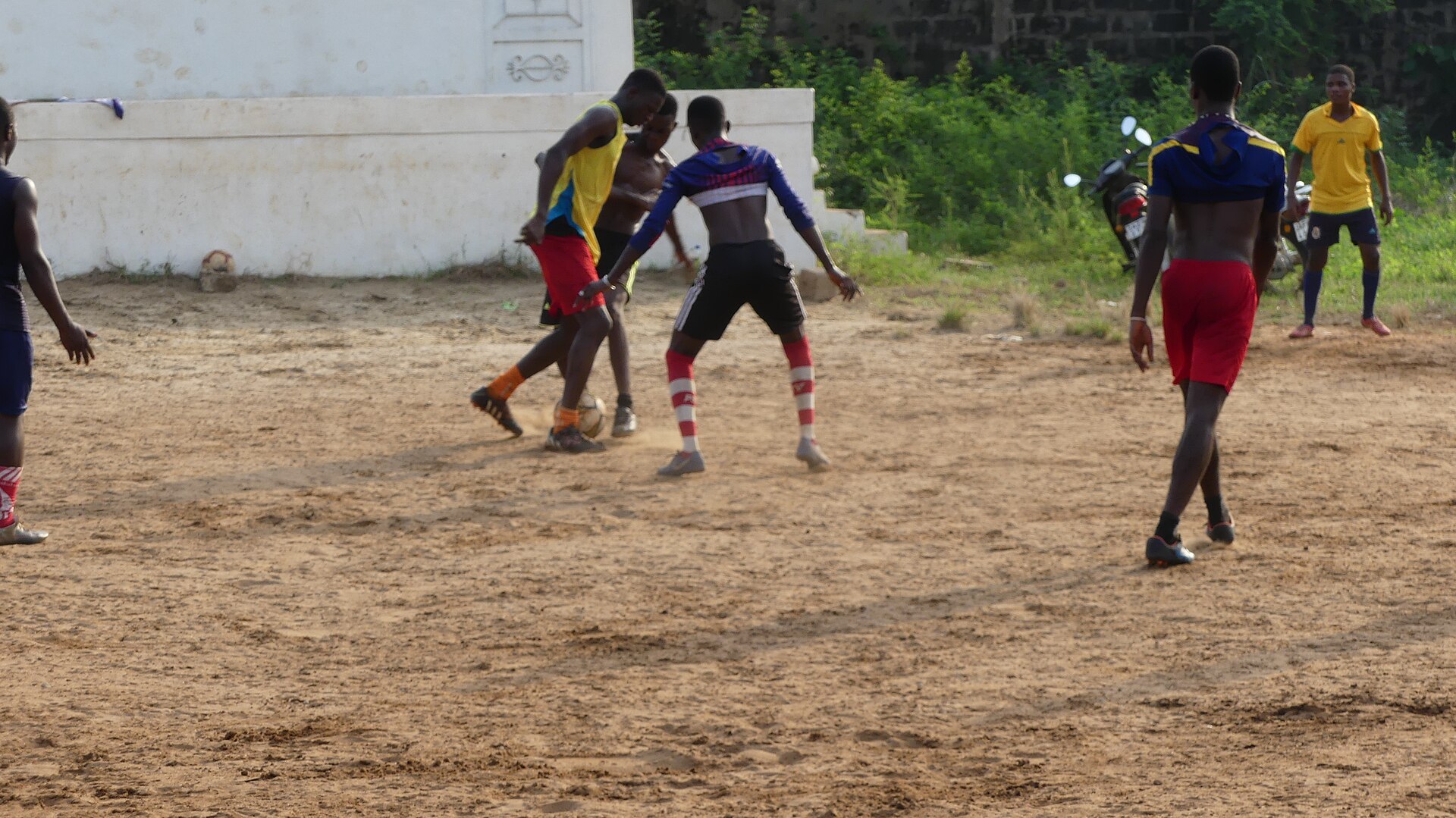 Match de football amateur entre de jeunes étudiants sur le campus de l'UAC.
